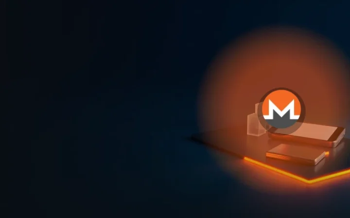 Monero-logoet over glasblokke forbundet af orange lys på en mørk navyblå baggrund.