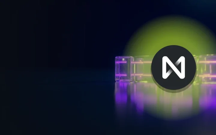 Le logo NEAR Protocol sur un fond sombre de blocs de verre lumineux reliés par une lumière violette.