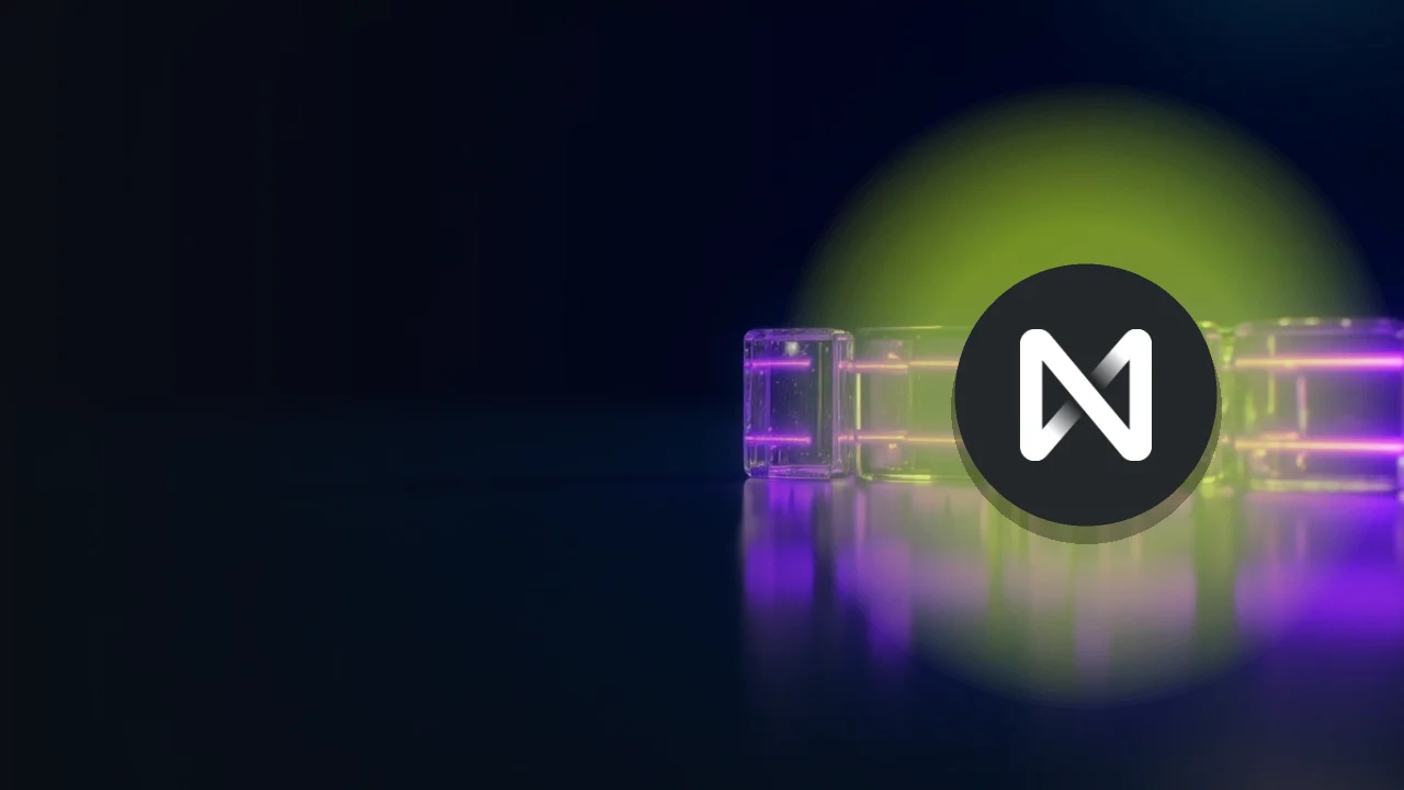 El logotipo de NEAR Protocol sobre un fondo oscuro de bloques de cristal luminosos unidos por una luz violeta.