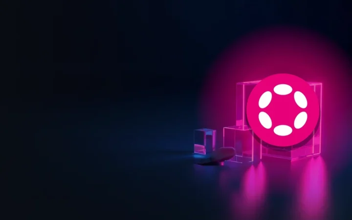 El logotipo de Polkadot sobre un fondo azul marino oscuro que muestra bloques de cristal luminosos unidos por costuras de luz magenta.