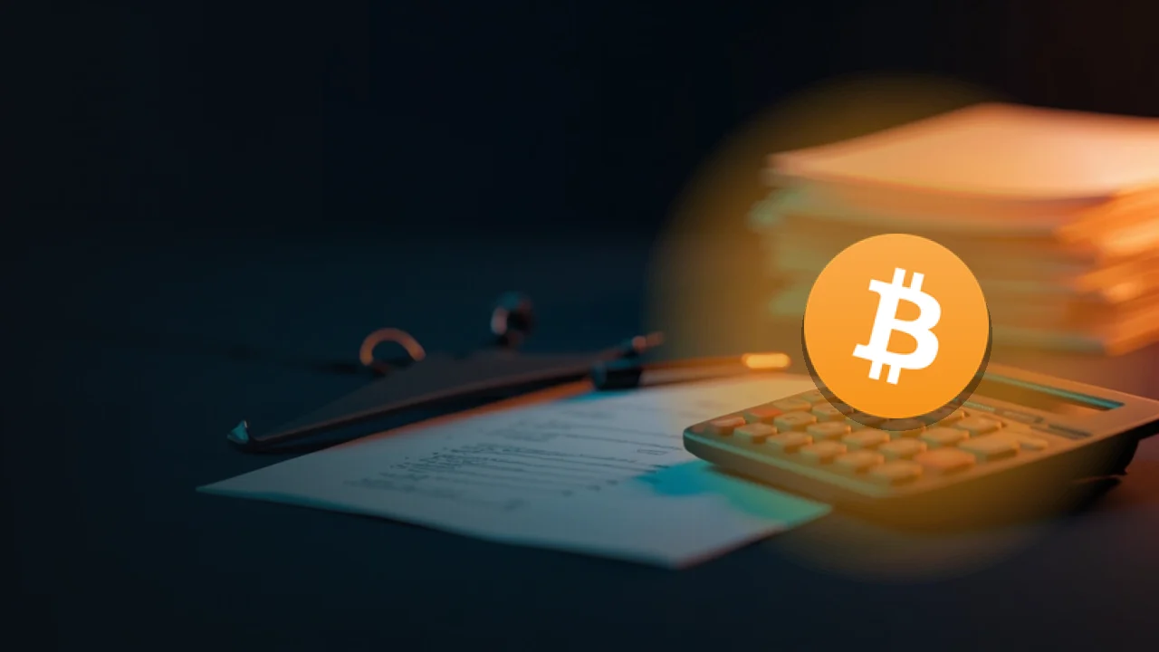 Bitcoin-logoet over et mørkt marineblåt skrivebord med tomme formularer, en lommeregner og en pen, oplyst af orange glød til højre.