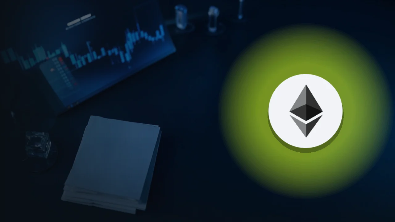 Le logo Ethereum sur un bureau sombre avec un graphique bleu lumineux et des livrets vierges.
