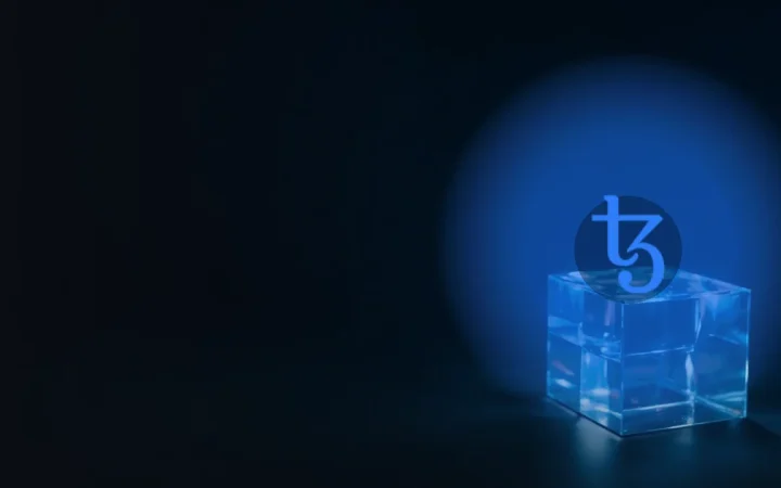 유리 블록들이 빛나는 푸른 빛으로 연결된 짙은 남색 배경 위의 Tezos 로고.