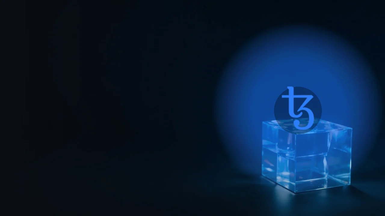 Tezos-logoet over en mørk navy scene af glasblokke forbundet af glødende blåt lys.