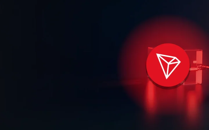 TRON-logoet over en mørk navy baggrund med glødende røde glasblokke og lysstråler.