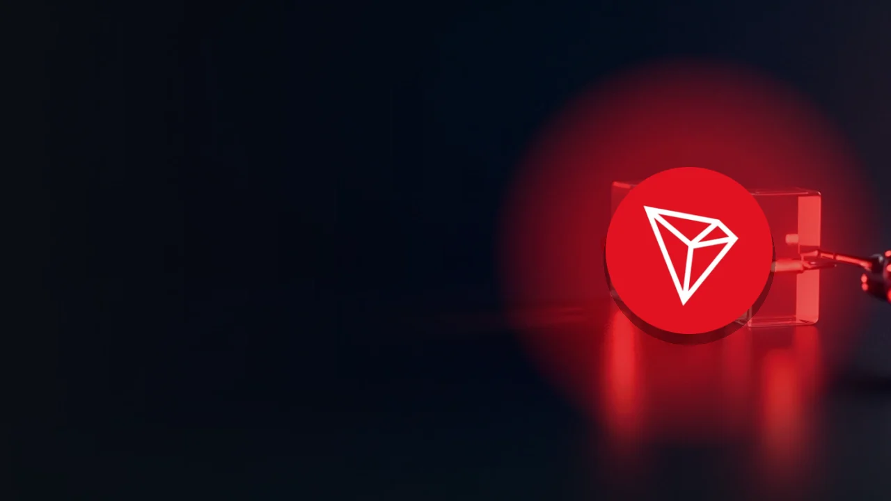 TRON-logoet over en mørk navy baggrund med glødende røde glasblokke og lysstråler.