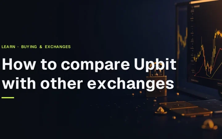 어두운 책상 위에 모니터, 빈 하드웨어 지갑, 강철 플레이트, 자물쇠가 놓여 있고, 그 위에 Upbit을 다른 거래소와 비교하는 방법이라는 제목이 있습니다.