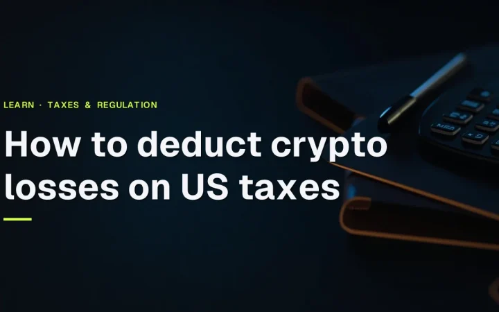 Sådan trækker du krypto-tab fra på amerikanske skatter title over et mørkt skrivebord med en lommeregner, en pen og en mappe, der lyser orange.