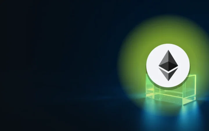 Ethereum-logoet over en mørk navy scene af glødende glasblokke forbundet af lys.