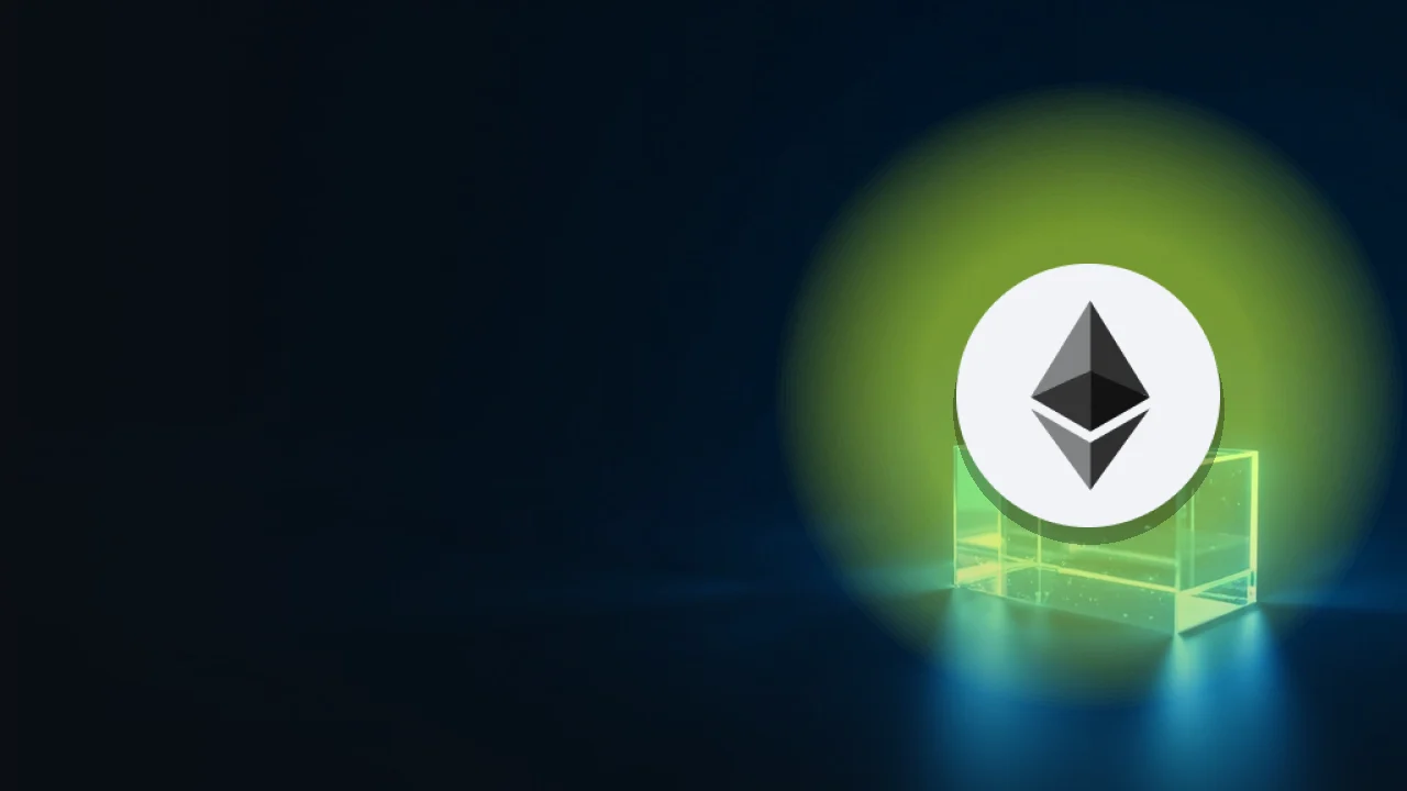 Ethereum-logoet over en mørk navy scene af glødende glasblokke forbundet af lys.