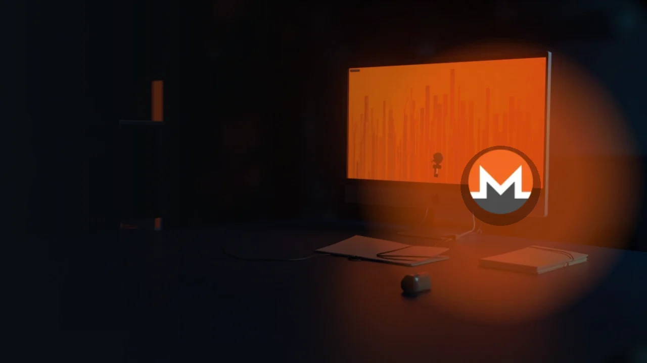 Monero-logoet over et mørkt skrivebord med en glødende skærm og en nøgle.