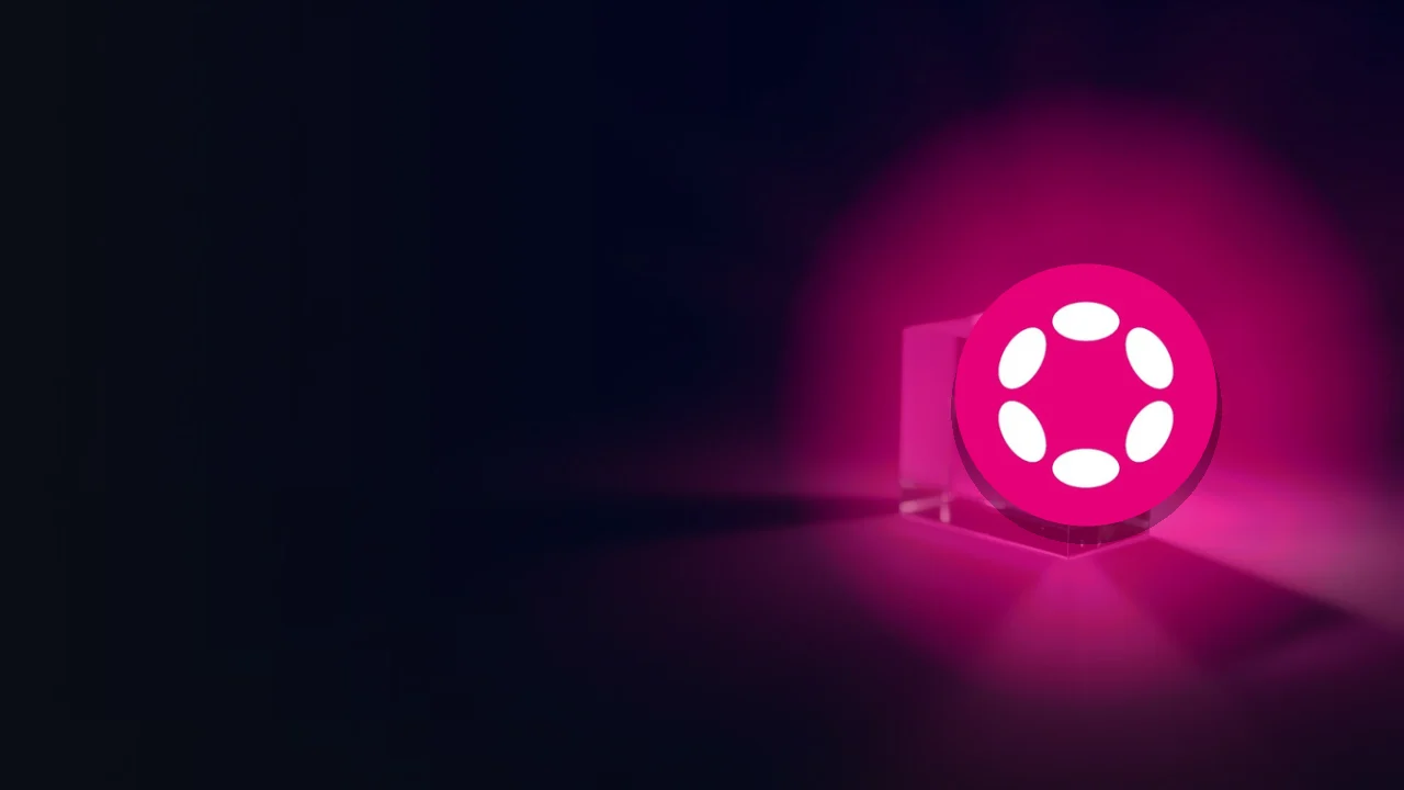 El logotipo de Polkadot sobre un fondo azul marino oscuro de bloques de cristal luminosos.