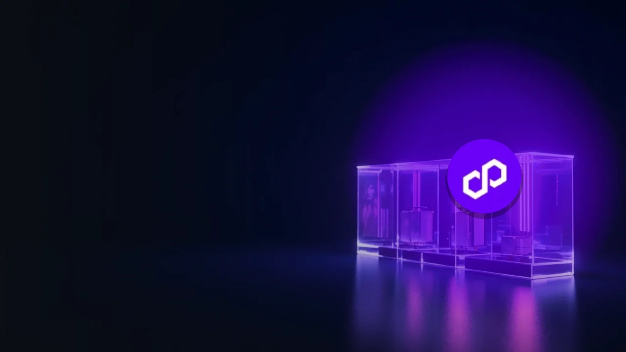 El logotipo de Polygon sobre bloques de cristal brillantes unidos por luz violeta sobre un fondo azul marino oscuro.