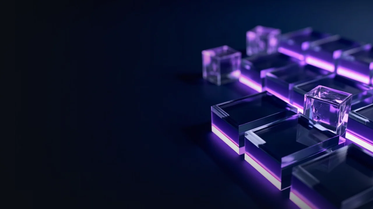 En mørk navyblå baggrund med glødende glasblokke forbundet af violet lys.