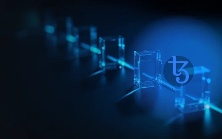 Tezos-logoet over glasblokke forbundet af blåt lys på en mørk navybaggrund.