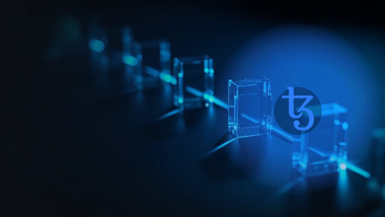 El logotipo de Tezos sobre bloques de cristal unidos por luz azul sobre un fondo azul marino oscuro.