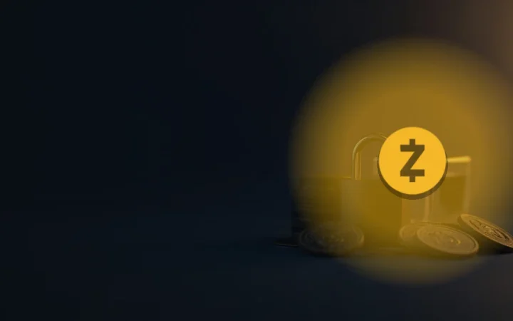 Zcash-logoet over en mørk navy baggrund med tomme mønter, en glasterning og en hængelås i gyldent lys.