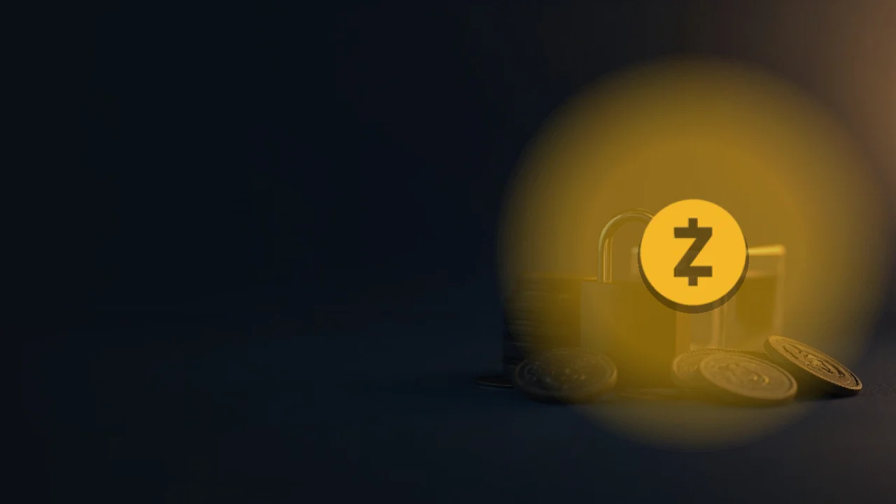 暗いネイビーの背景にZcashのロゴ、空白のコイン、ガラスの立方体、金色の光の中の南京錠。