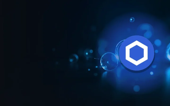 Chainlink-logoet over en mørk navyblå baggrund med glødende blå forbundne glaskugler og lysstråler til højre.