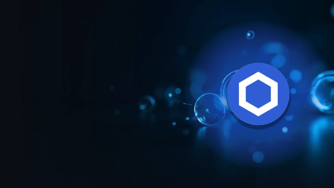 Chainlink-logoet over en mørk navyblå baggrund med glødende blå forbundne glaskugler og lysstråler til højre.