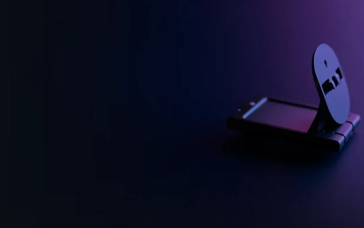 En hardware-wallet, stålplade, hængelås og skjold i violet på mørk navyblå.