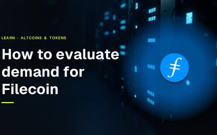 Filecoin의 수요를 평가하는 방법이라는 제목이 빛나는 파란색 서버 조명이 있는 어두운 데이터 센터 통로 위에 표시됩니다.