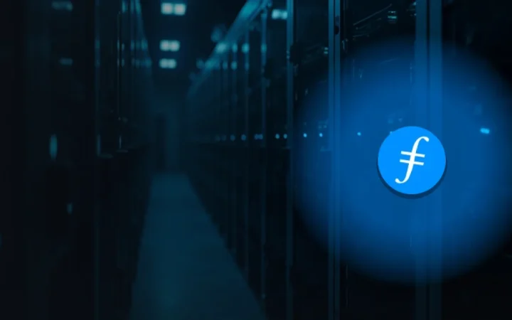 Filecoin-logoet over en mørk gang i et datacenter med glødende blå serverlys.