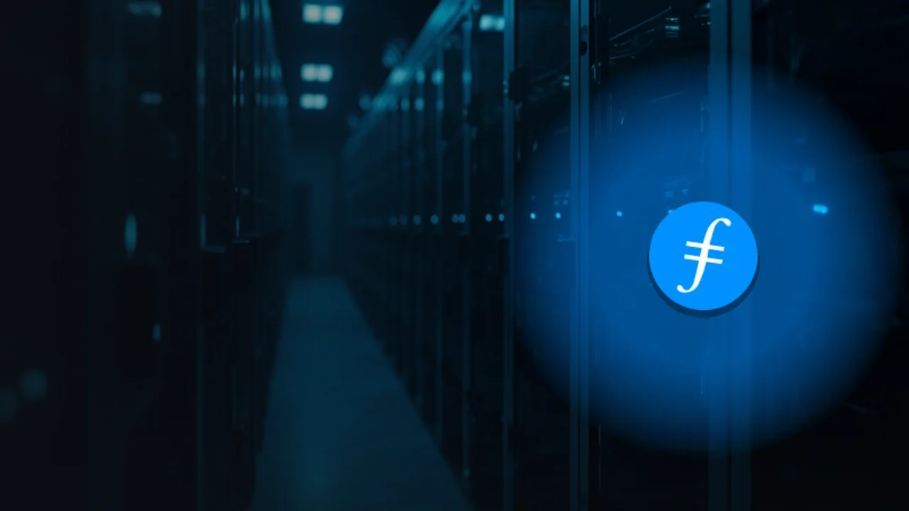 Filecoin-logoet over en mørk gang i et datacenter med glødende blå serverlys.