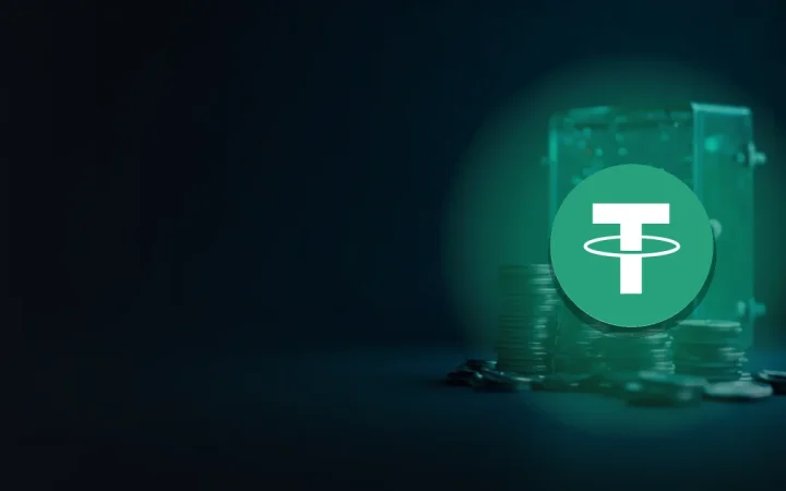 Tether-logotypen över staplar av tomma mynt och ett glasvalv på en mörkblå bakgrund.