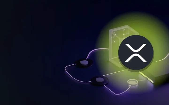 XRP-logoet over et mørkt skrivebord med en glasblok, tomme diske og glødende violette bjælker.