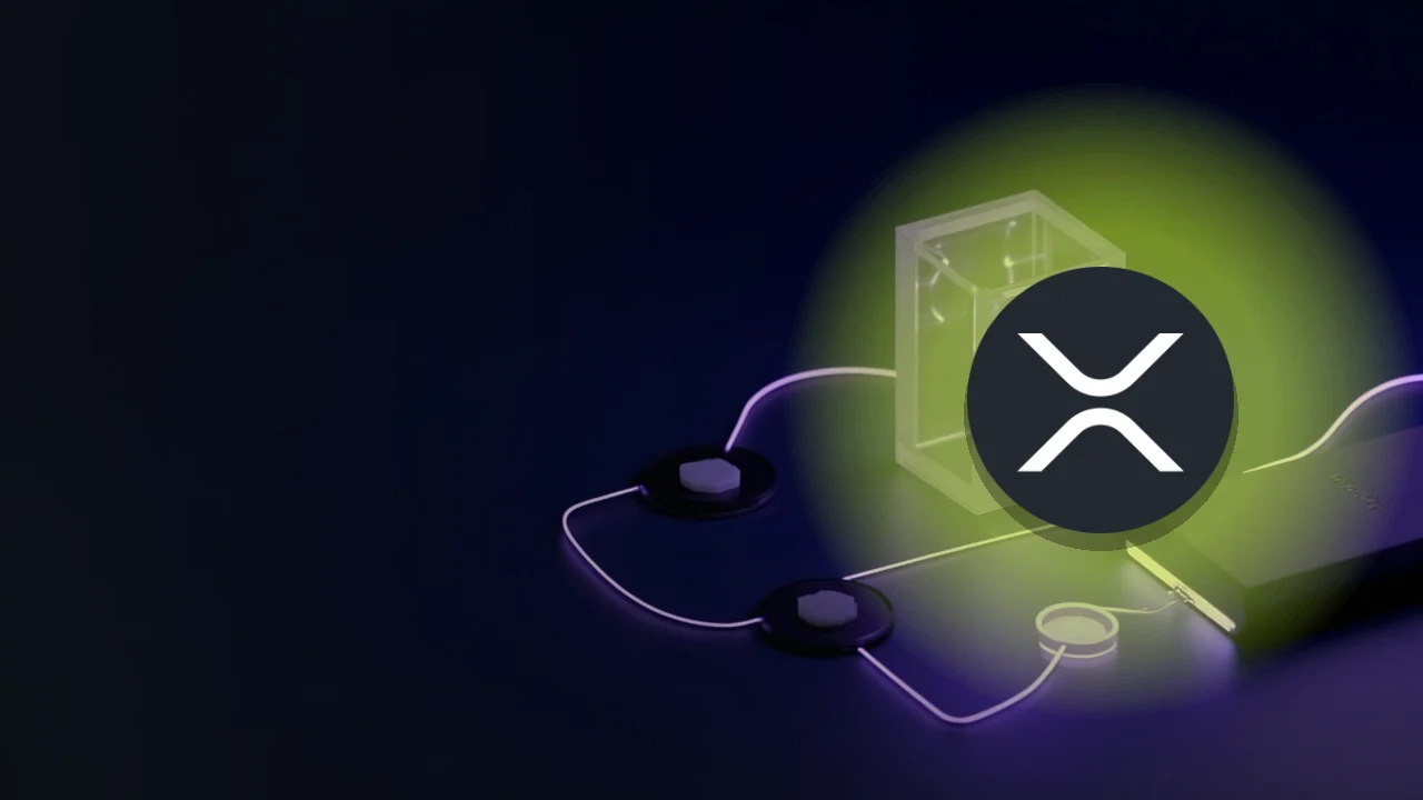 XRP-logoet over et mørkt skrivebord med en glasblok, tomme diske og glødende violette bjælker.