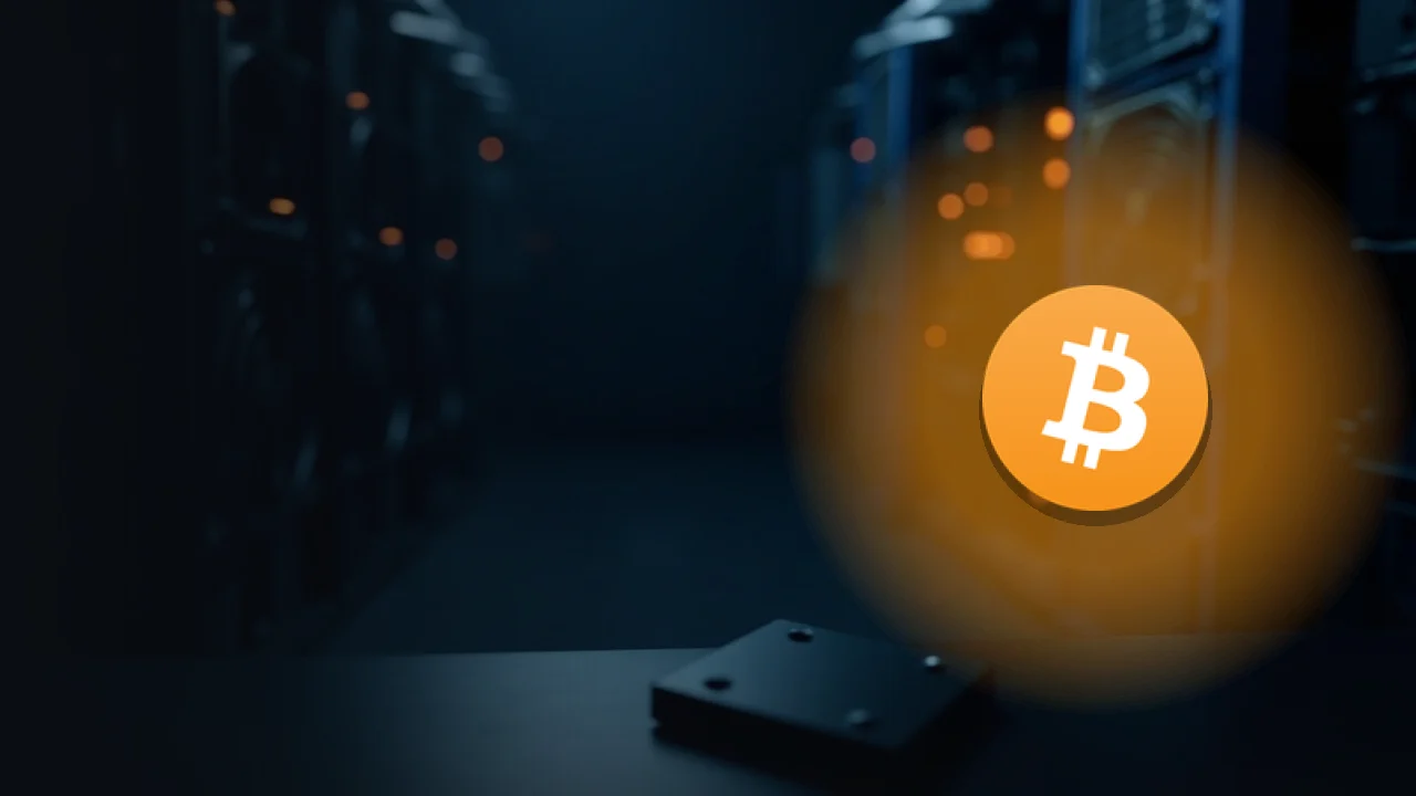 Bitcoin-logoet over et mørkt rum med mining-maskiner og orange lys.
