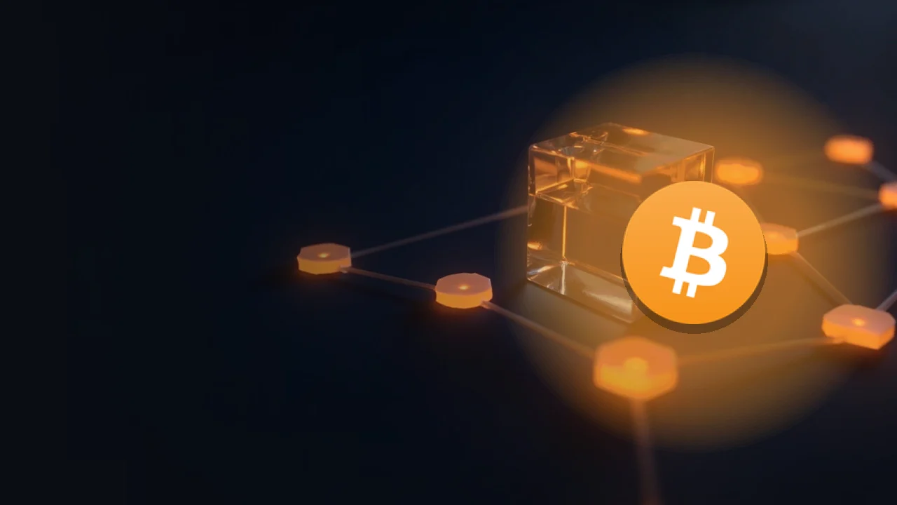 Le logo Bitcoin sur fond bleu marine foncé avec un cube de verre relié par une lumière orange à de plus petits blocs de verre sur la droite.