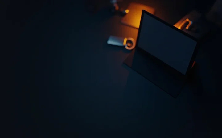 Et mørkt navy-skrivebord med en hardware wallet, stålplade, hængelås og skjold oplyst af orange glød.