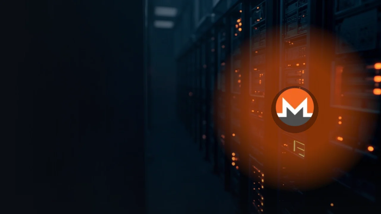 Monero-logoet over et mørkt serverrum med glødende orange computertårne.
