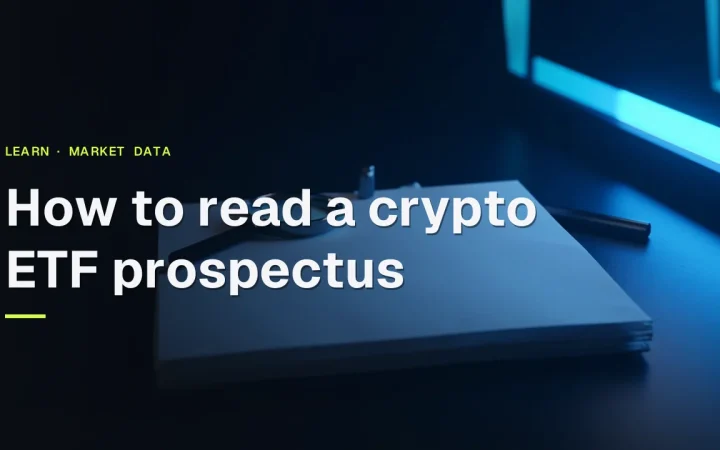 Titlen Sådan læser du et crypto-ETF-prospekt over et mørkt skrivebord med blanke papirer, et forstørrelsesglas og en mappe oplyst af blå glød.