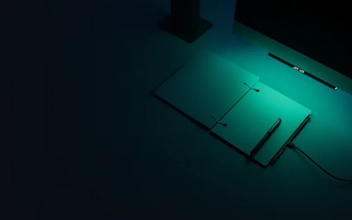 Un bureau sombre avec des formulaires vierges et une lueur verte.