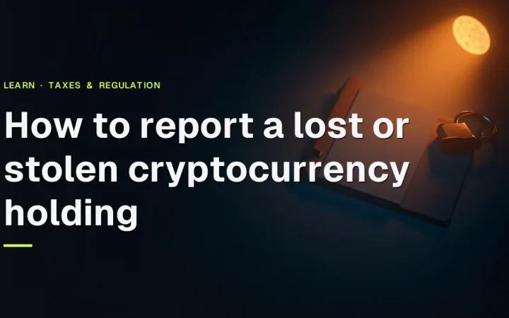 Titlen 'How to report a lost or stolen cryptocurrency holding' over et mørkt skrivebord med en mappe, et notesbog og en hængelås til højre.