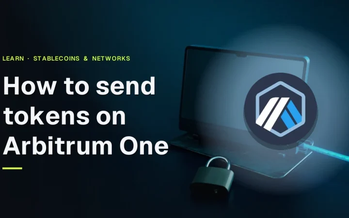 Der Titel Wie man Token auf Arbitrum One sendet mit dem Arbitrum-Logo über einem dunklen Schreibtisch mit einer Hardware-Wallet, einer Stahlplatte und einem Vorhängeschloss.