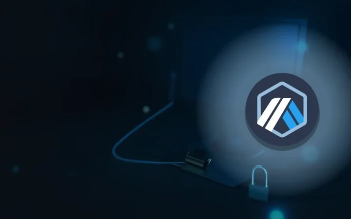 Arbitrum-logoet over et mørkt skrivebord med en hardware wallet, en stålplade og en hængelås.