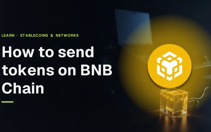 Der Titel Wie man Token auf BNB Chain sendet mit dem echten BNB-Logo über einem dunklen Schreibtisch mit einer Wallet und leuchtenden goldenen Kabeln.