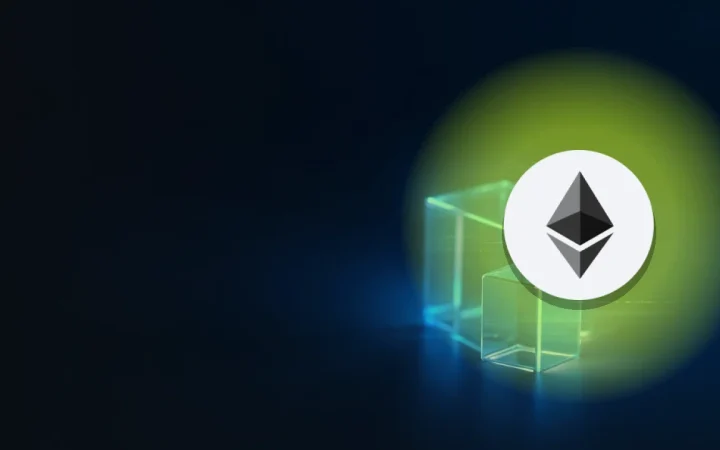 Ethereum-logoet over glødende blå glasblokke forbundet af lys på en mørk navybaggrund.