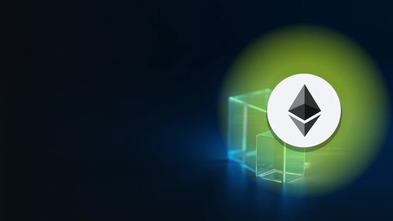 Het Ethereum-logo boven gloeiende blauwe glasblokken die door licht met elkaar zijn verbonden op een donkerblauwe achtergrond.