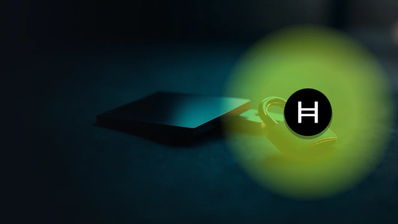 El logotipo de Hedera sobre una escena oscura con una cartera hardware, una placa de acero y un candado.