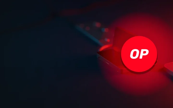 Optimism-logoet over et mørkt skrivebord med en hardware-wallet og en hængelås.