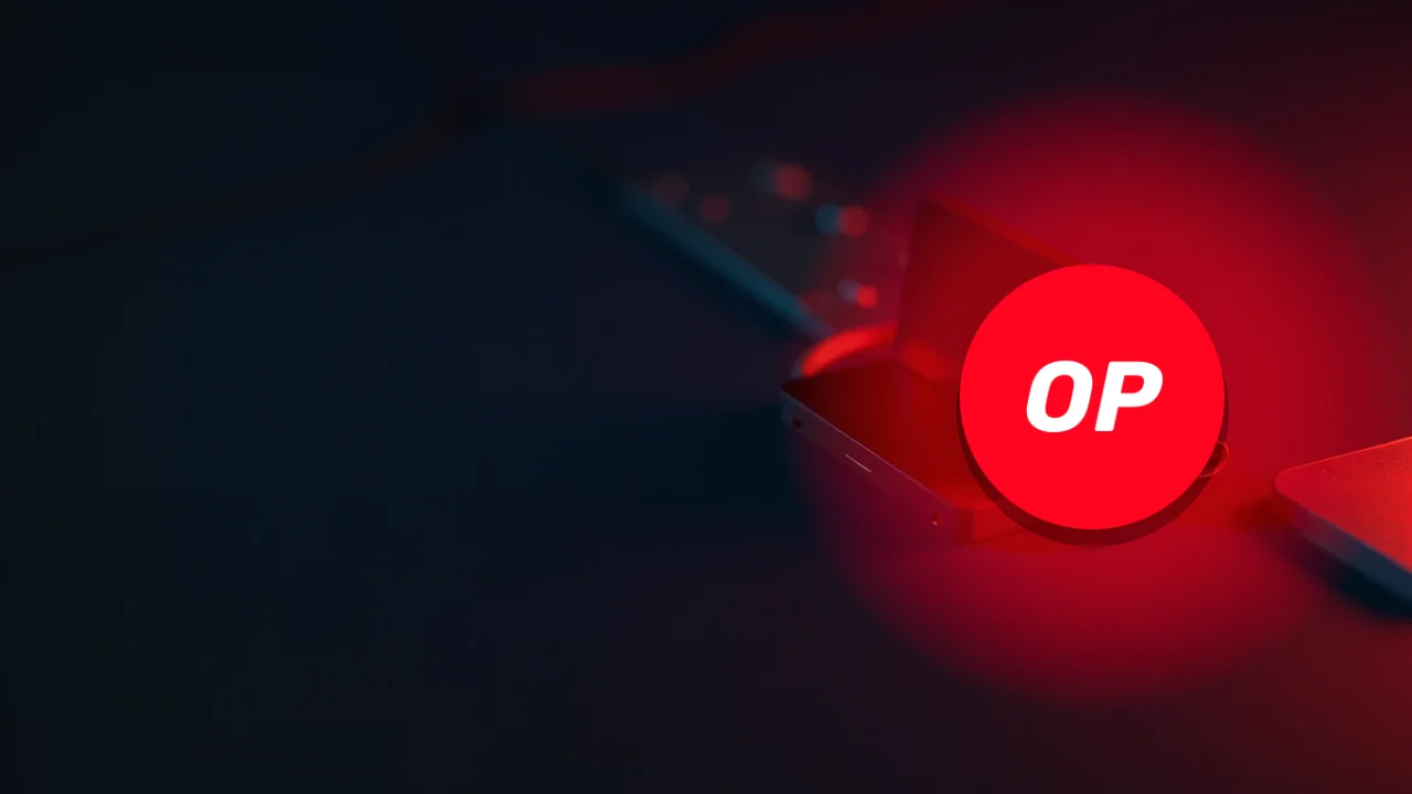 El logotipo de Optimism sobre un escritorio oscuro con una cartera hardware y un candado.