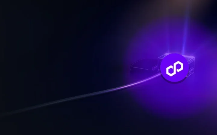 El logotipo de Polygon sobre un escritorio oscuro con una cartera hardware y un cable de red violeta brillante.