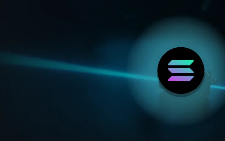 Solana-logoet over en mørk baggrund med et glødende spor og en hardware-wallet.