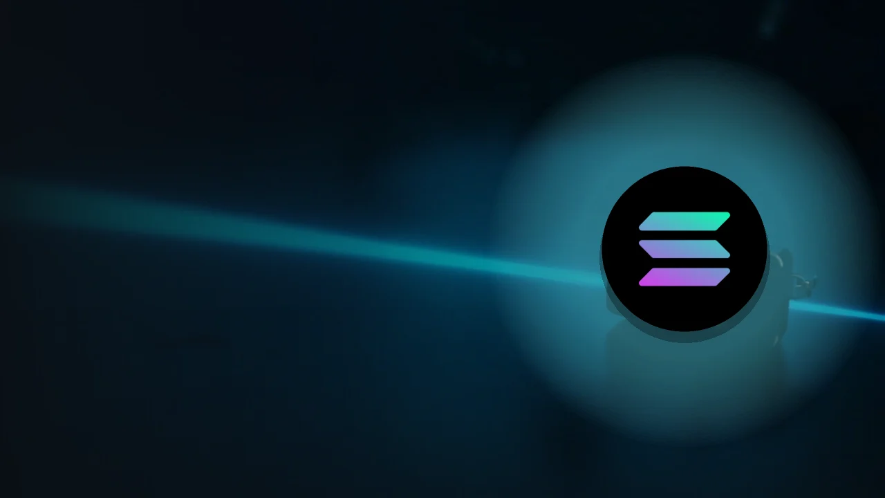 Het Solana-logo op een donkere achtergrond met een gloeiend spoor en een hardware wallet.