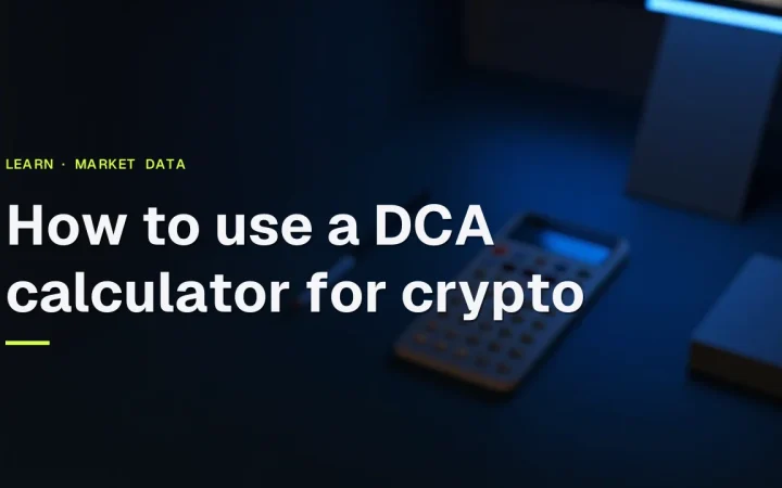 How to use a DCA calculator for crypto-titel over et mørkt skrivebord med en lommeregner, pen og blanke kort.